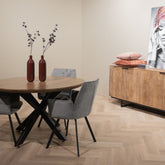 Eettafel Jesper Pecan Ø140cm in een eetkamer