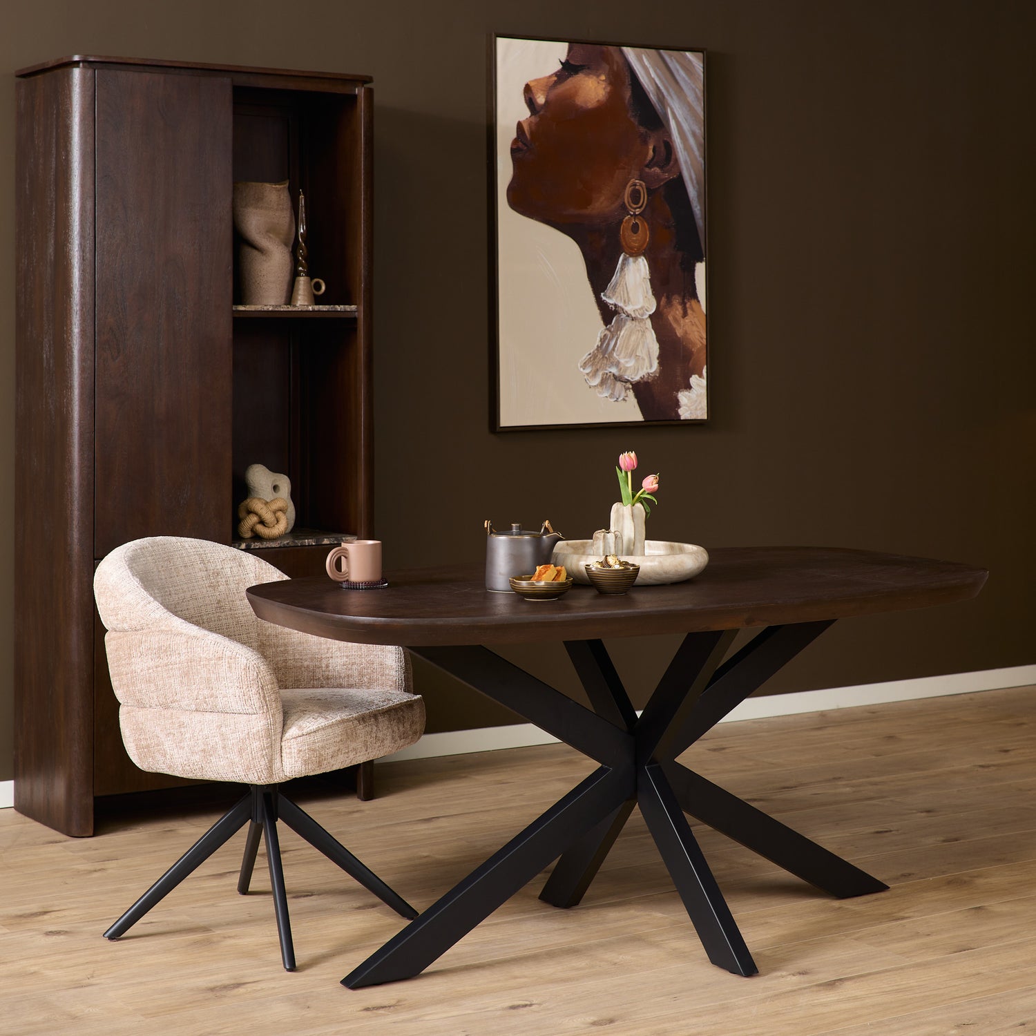 Eettafel Madison Deens Ovaal 160cm van Starfurn met detail van de zwarte metalen tafelpoot