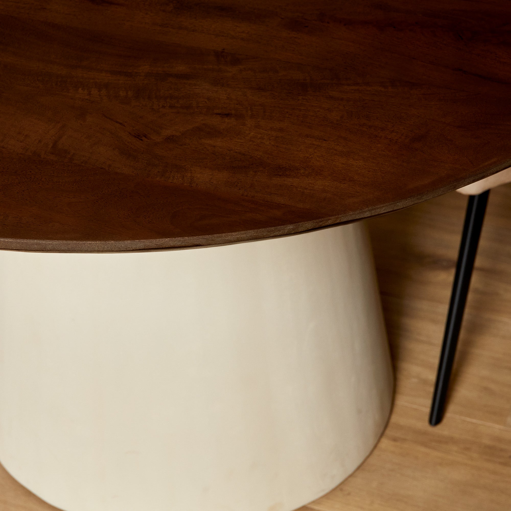 Eettafel Madison 130cm van Starfurn schuin van voren met het ronde blad en de mangohouten kolom