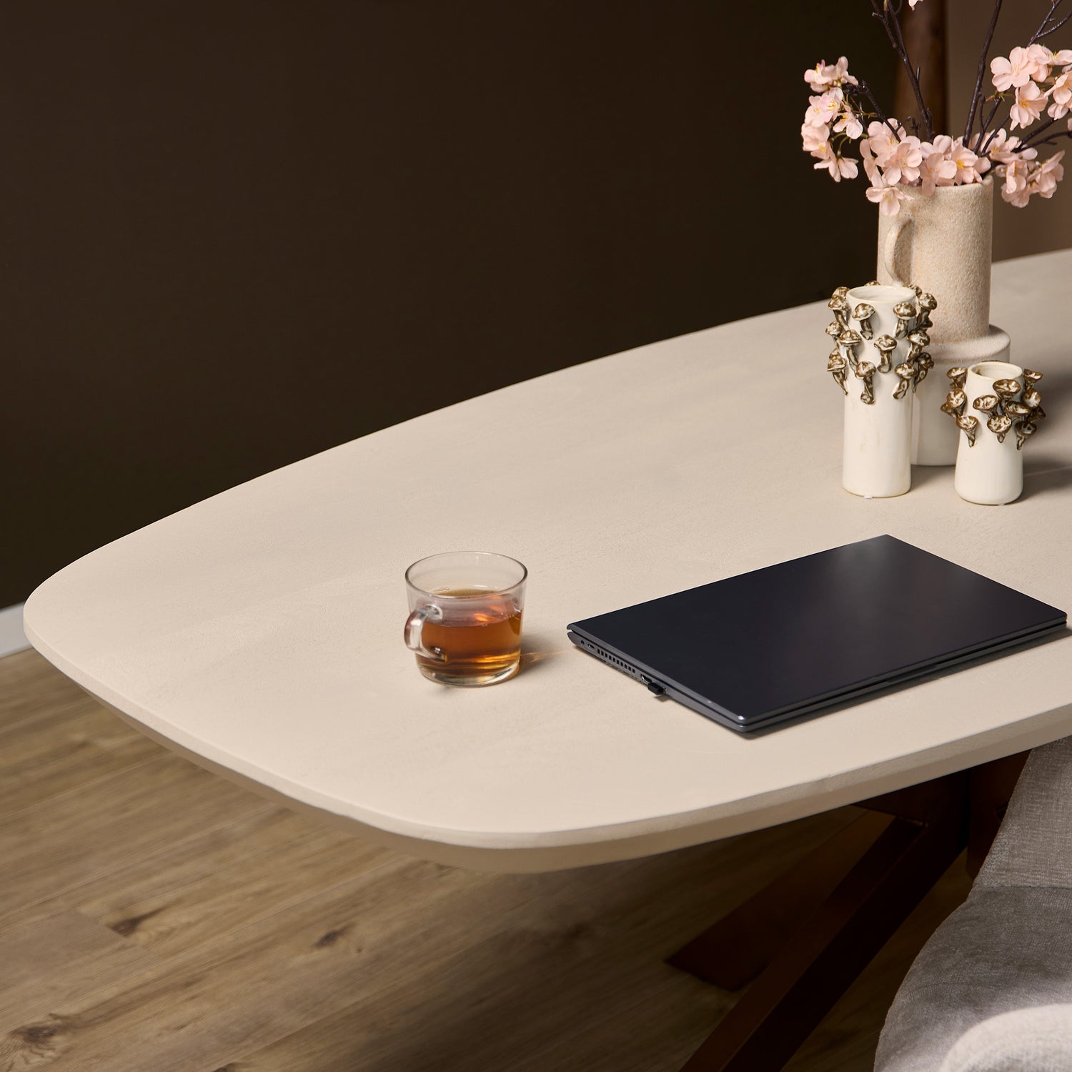 Eettafel Madison Zand van Starfurn schuin van voren met het lange ovale tafelblad