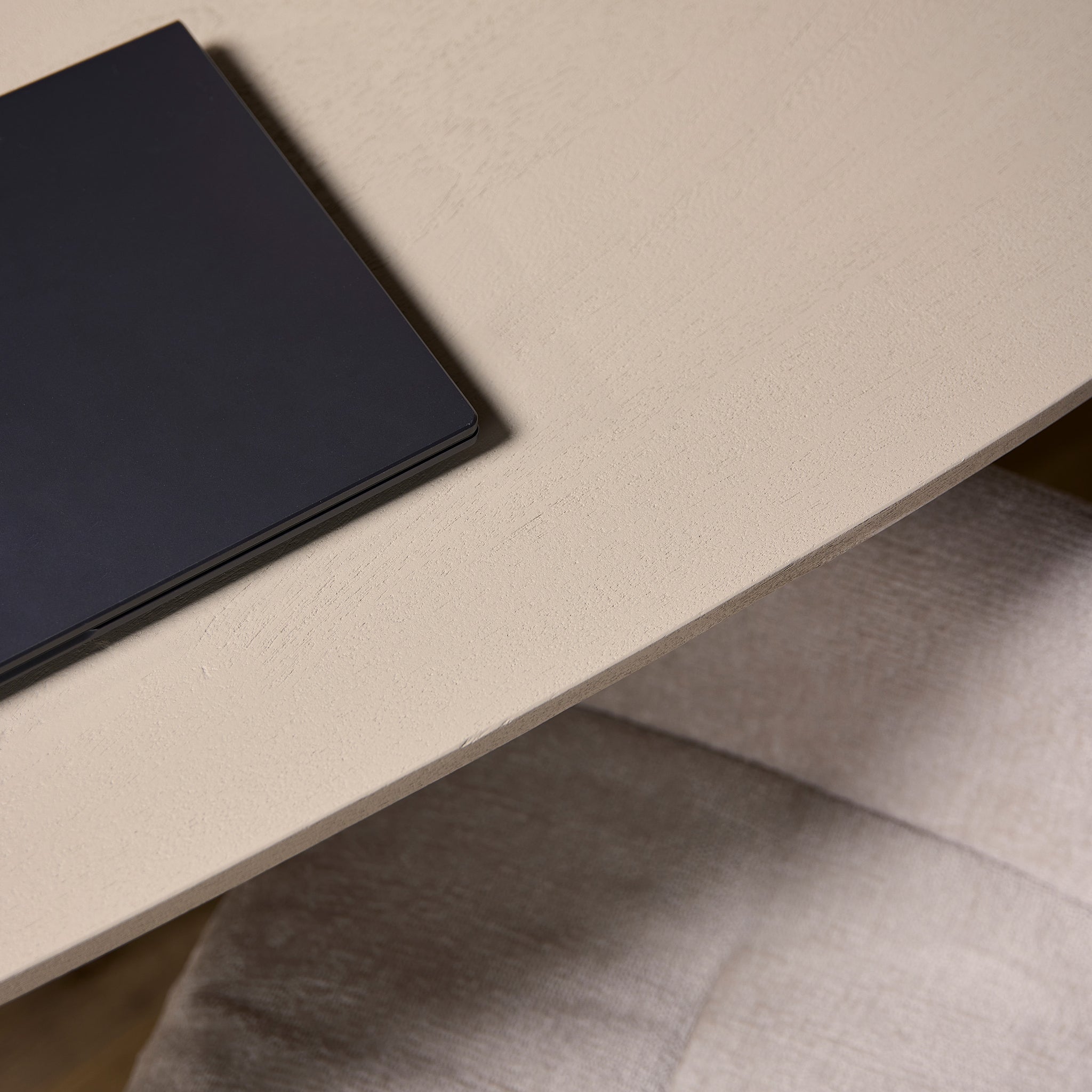 Eettafel Madison Zand van Starfurn recht van voren met de centrale poot in bronzen finish