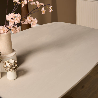 Eettafel Madison Zand van Starfurn van opzij met vrije beenruimte onder het blad
