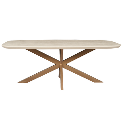 Eettafel Madison Zand van Starfurn gestyled met vaas en kaarsen onder een hanglamp