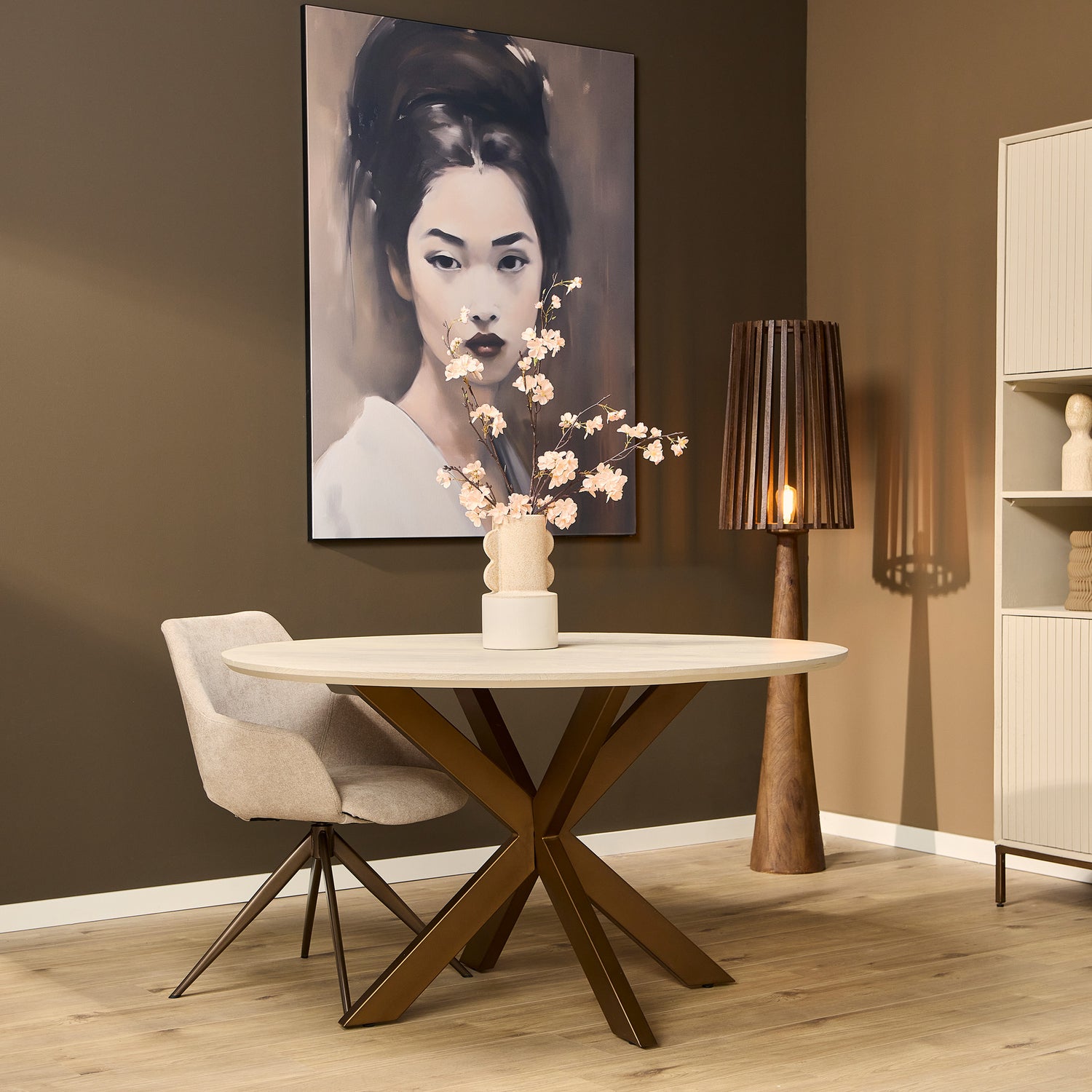 Grote ronde eettafel Madison Zand met stevige middenpoot in bronzen finish