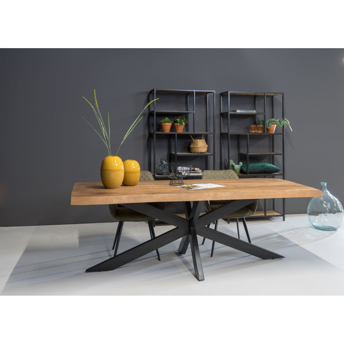 Eettafel Nairobi Tree Top Naturel 220cm in een interieur