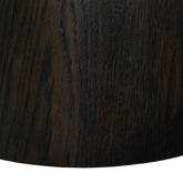 Detail van het eikenhout fineer van de eettafel Novero espresso