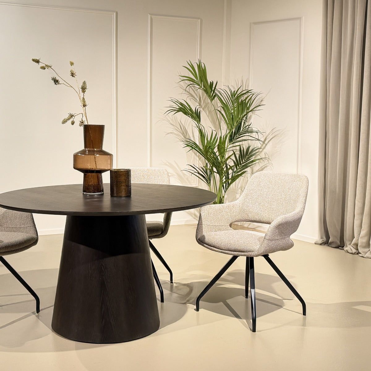 Eettafel Novero espresso Ø130cm in een eetkamer