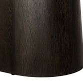 Close-up van de afgeronde voet van de eettafel Novero espresso