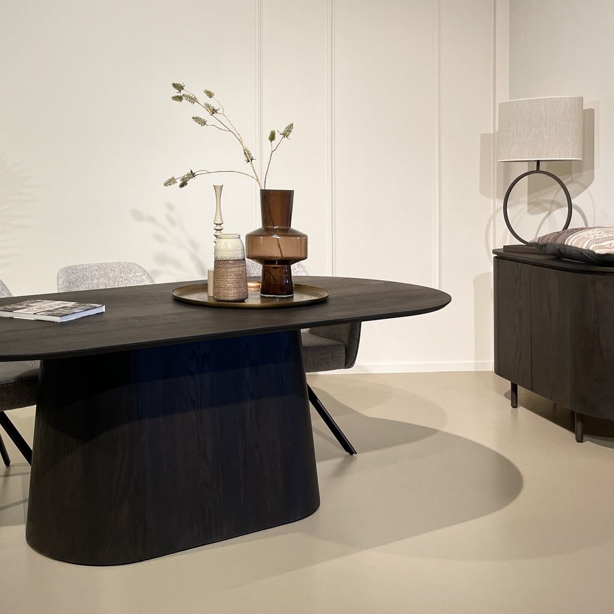 Eettafel Novero espresso 200cm in een eetkamer