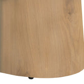 Close-up van de afgeronde voet van de eettafel Novero naturel