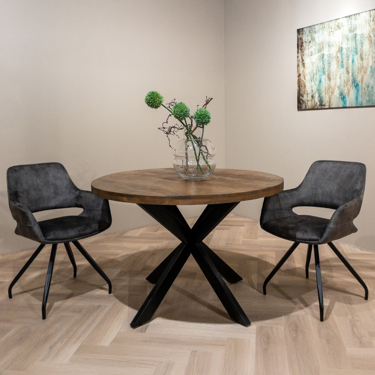 Eettafel Rocky Pecan Ø120cm in een interieur