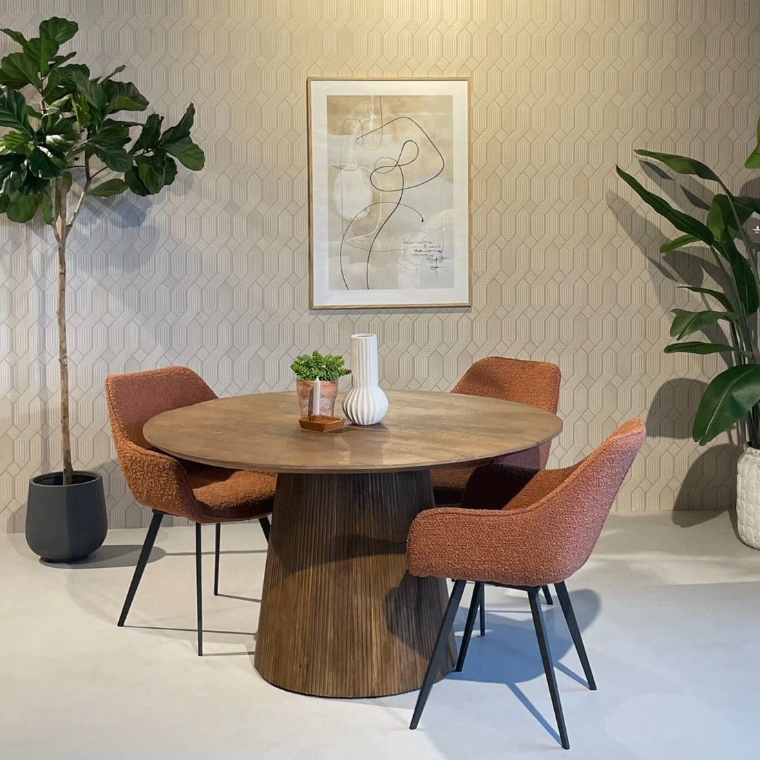 Ronde Salvator eettafel in Pecan met terracotta stoelen in een lichte eetkamer