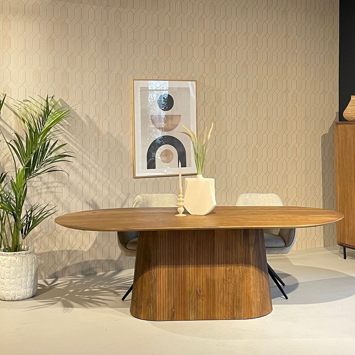 Ovale Salvator eettafel in Pecan in een lichte eetkamer met kast en plant