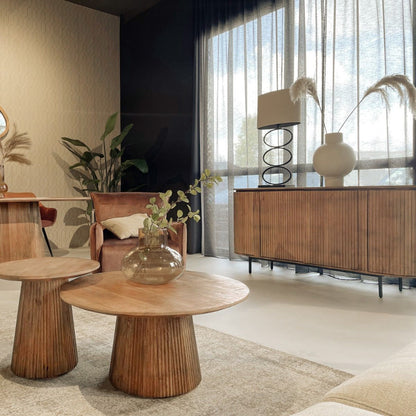 Salvator eettafel met salontafels en dressoir in een warm ingerichte kamer
