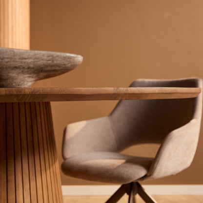 Zijaanzicht van de ovale Solana eettafel met massieve mangohouten poot in naturel