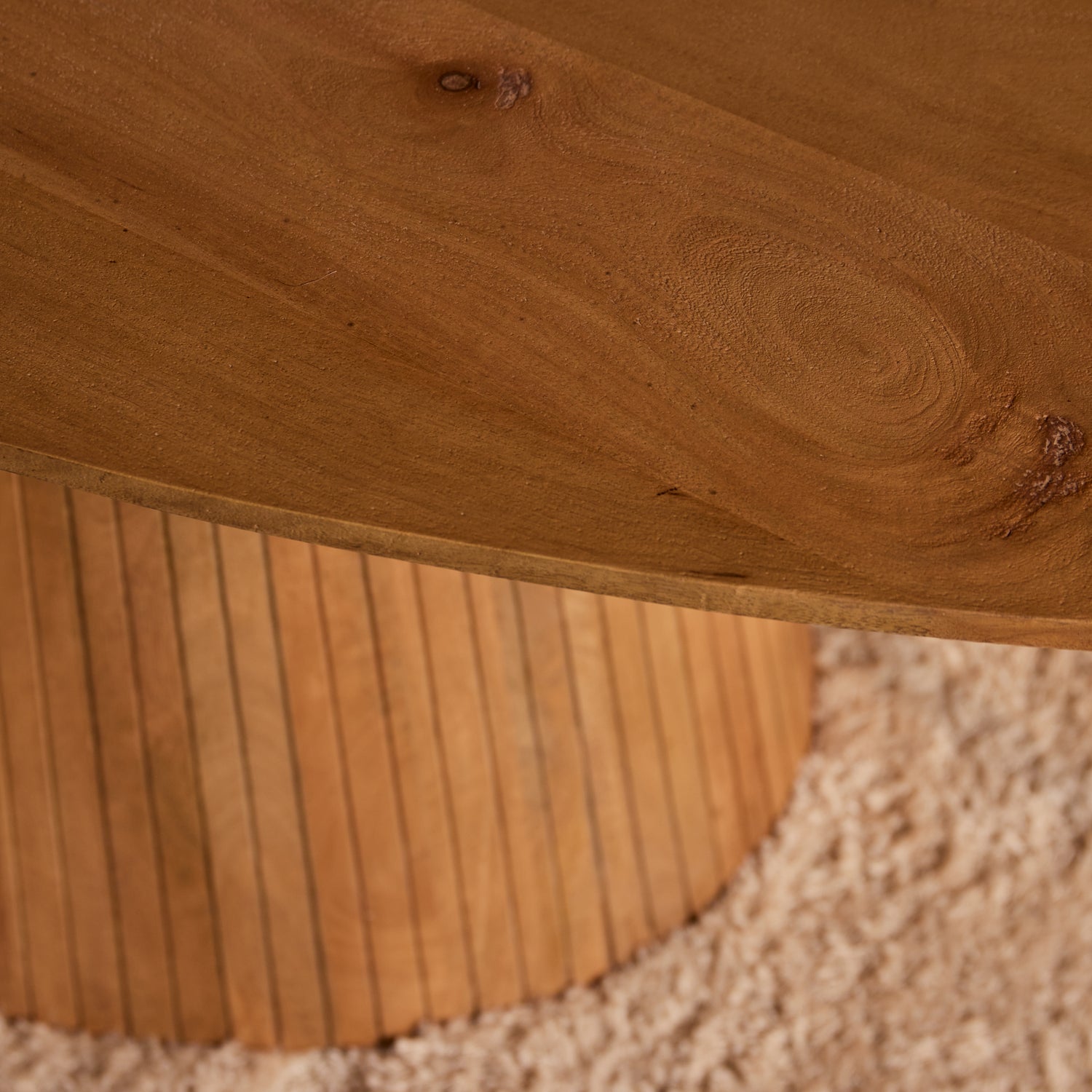 Detail van de houtnerf op het naturel afgewerkte blad van de ovale Solana eettafel