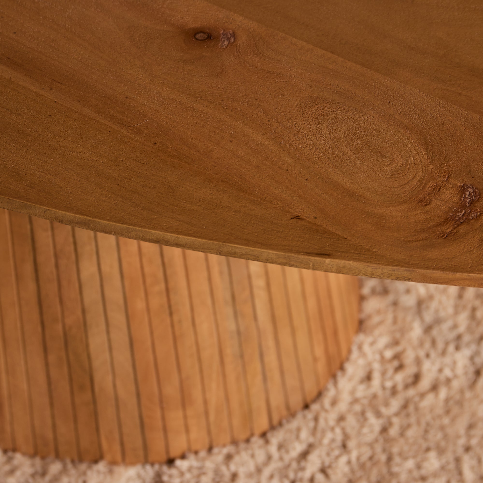 Detail van de houtnerf op het naturel afgewerkte blad van de ovale Solana eettafel