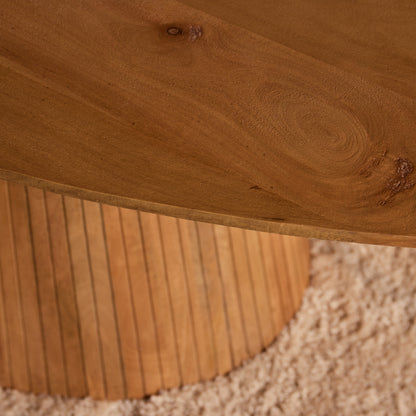 Detail van de houtnerf op het naturel afgewerkte blad van de ovale Solana eettafel