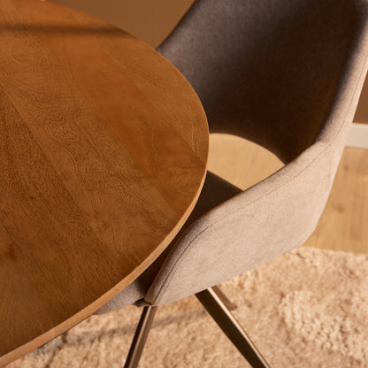 Zijaanzicht van de ronde Solana eettafel met massieve centrale poot van mangohout