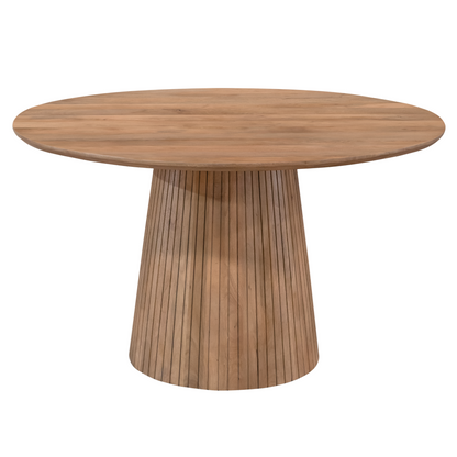 Ronde Solana eettafel van 150 cm met stoelen in een lichte eetkamer