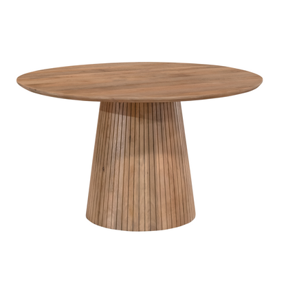 De centrale poot van de Solana eettafel geeft alle stoelen vrije beenruimte