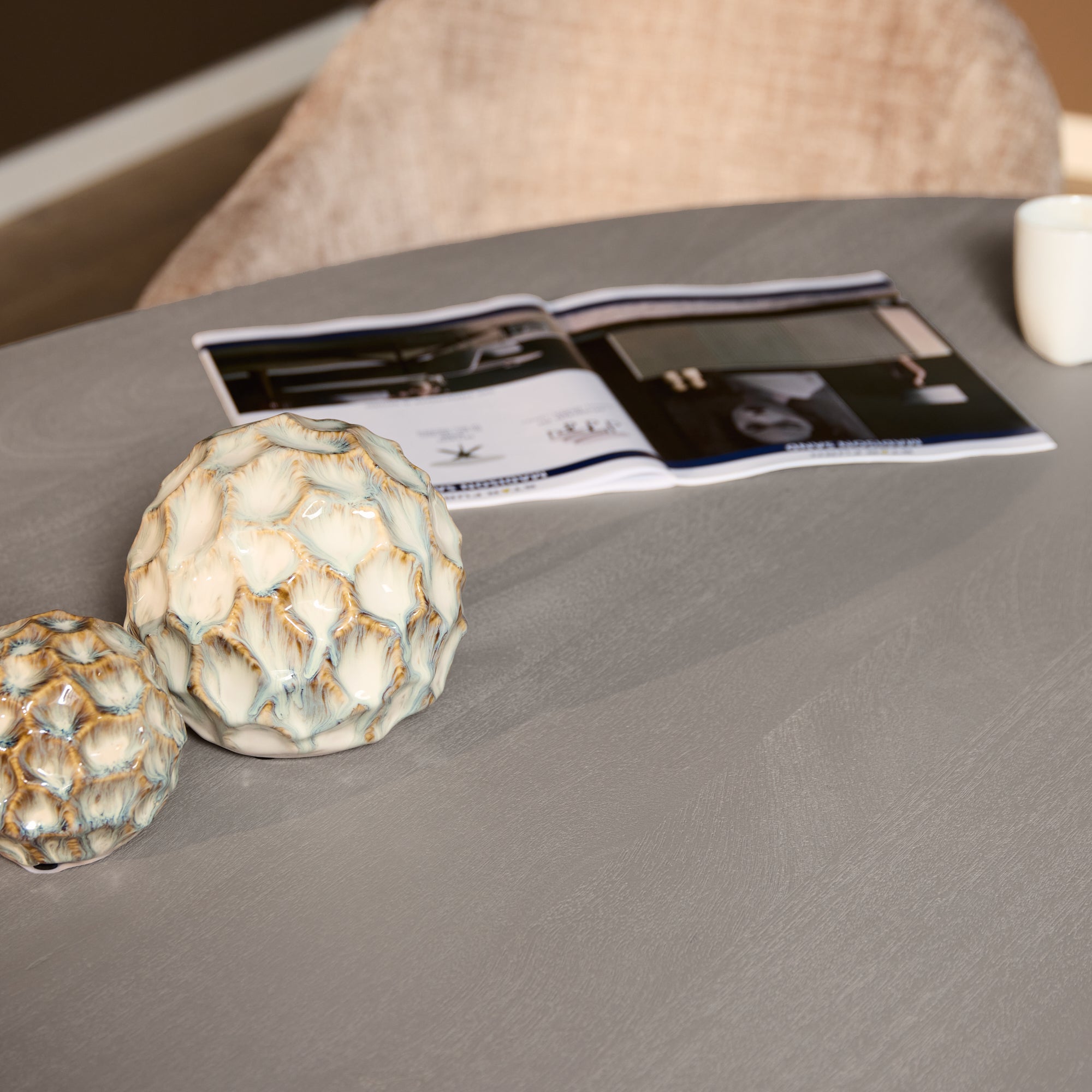 Ovaal blad van de Eettafel Solana in mangohout taupe, van bovenaf gezien