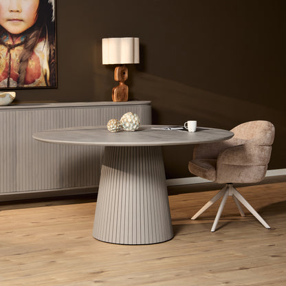 Eettafel Solana van Starfurn, rond mangohouten blad van 130 cm in taupe op een centrale poot