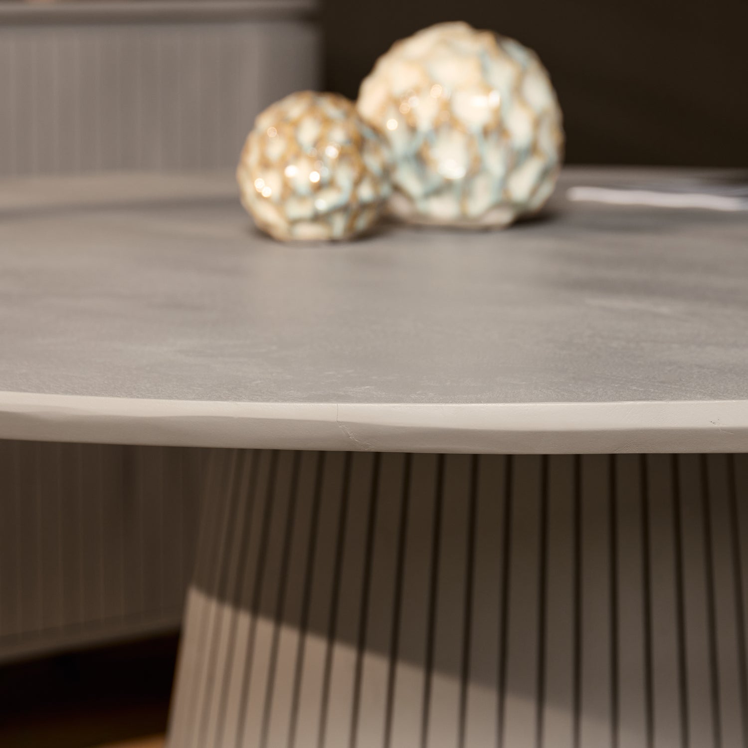 Ronde eettafel Solana van Starfurn voor vijf personen, 76 cm hoog in warme taupe tint