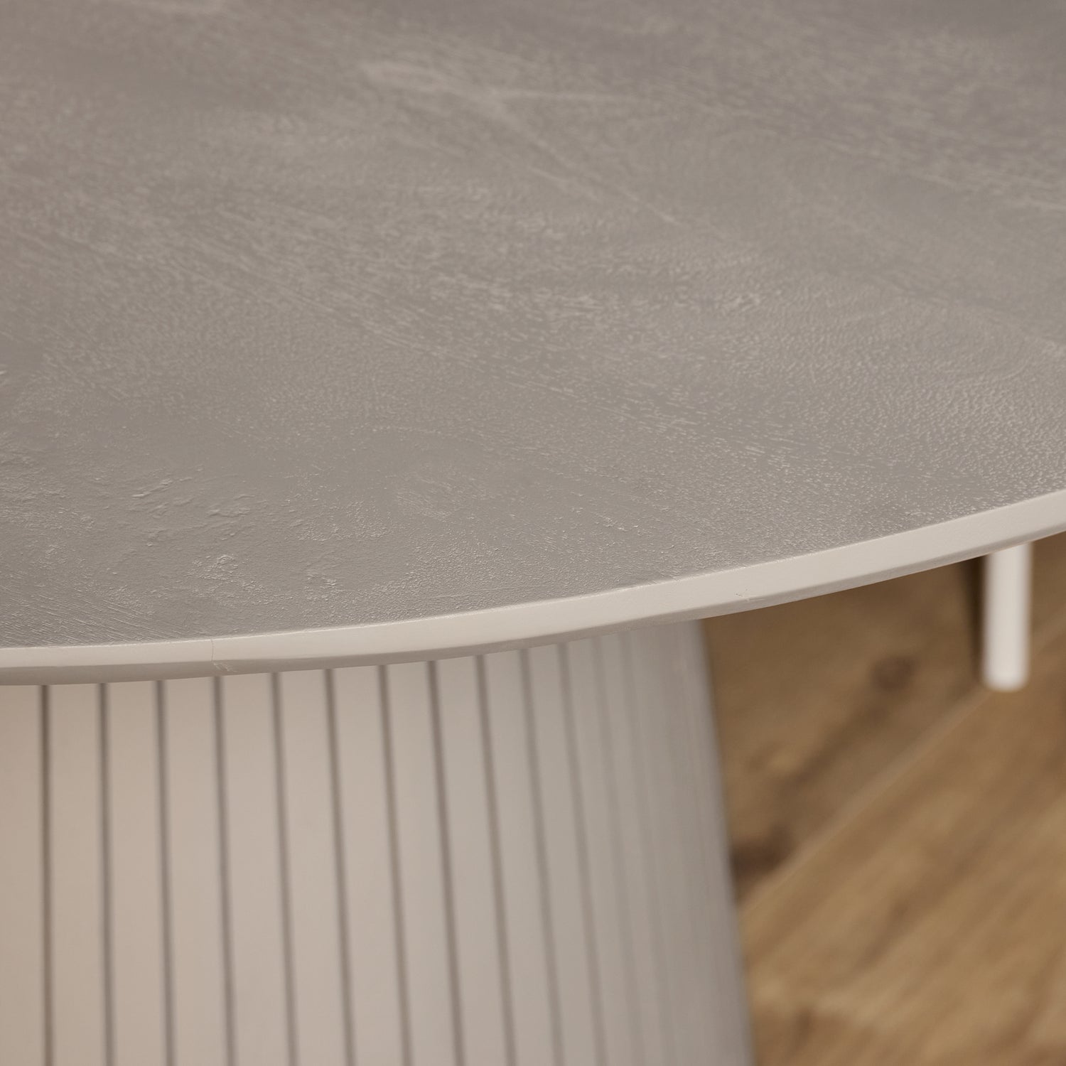 Eettafel Solana van Starfurn van opzij gezien, zware middenpoot met verticaal lattenwerk