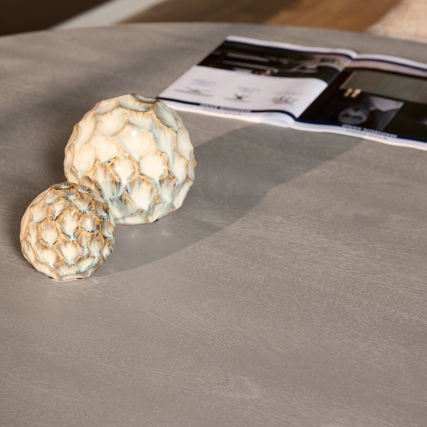 Eettafel Solana van Starfurn van opzij, forse middenpoot met verticaal lattenwerk
