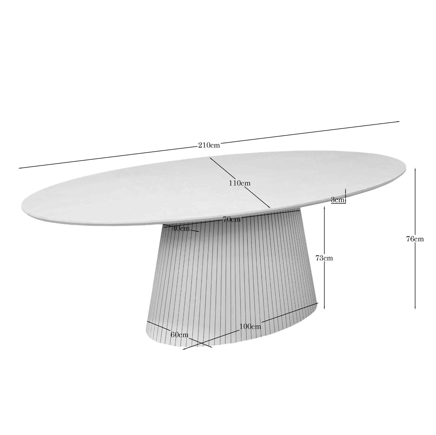 Ovale Solana eettafel voor zes personen gedekt in een lichte eetkamer