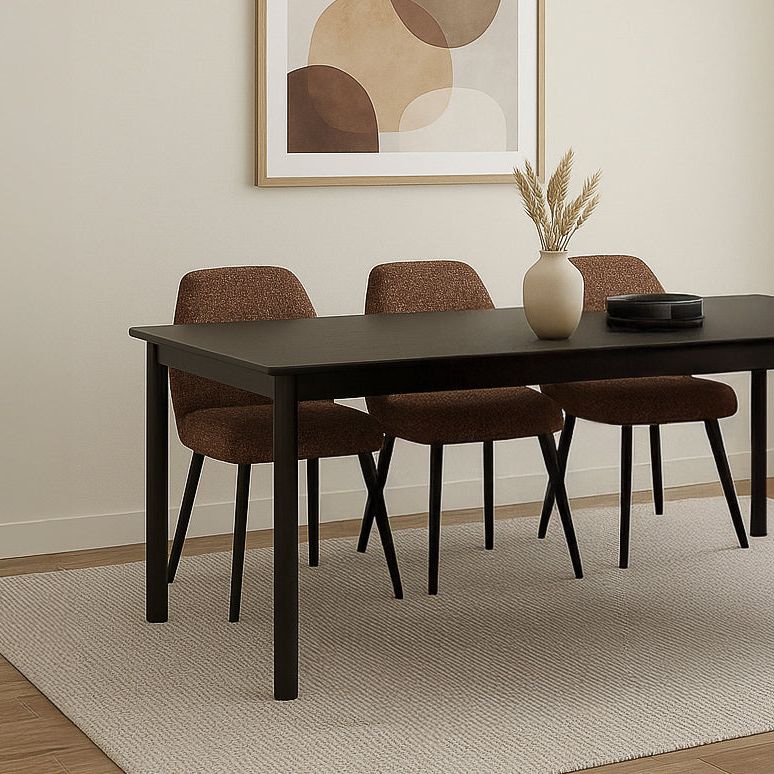 Eettafel Tobago in espresso eiken in een eetkamer met bruine stoelen en hanglamp
