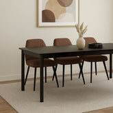 Eettafel Tobago in espresso eiken in een eetkamer met bruine stoelen en hanglamp