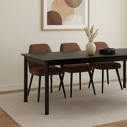 Eettafel Tobago in espresso eiken in een eetkamer met bruine stoelen en hanglamp