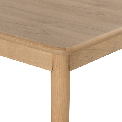 Detail van de afgeronde hoek en de bladrand van 22 mm van de Tobago eettafel