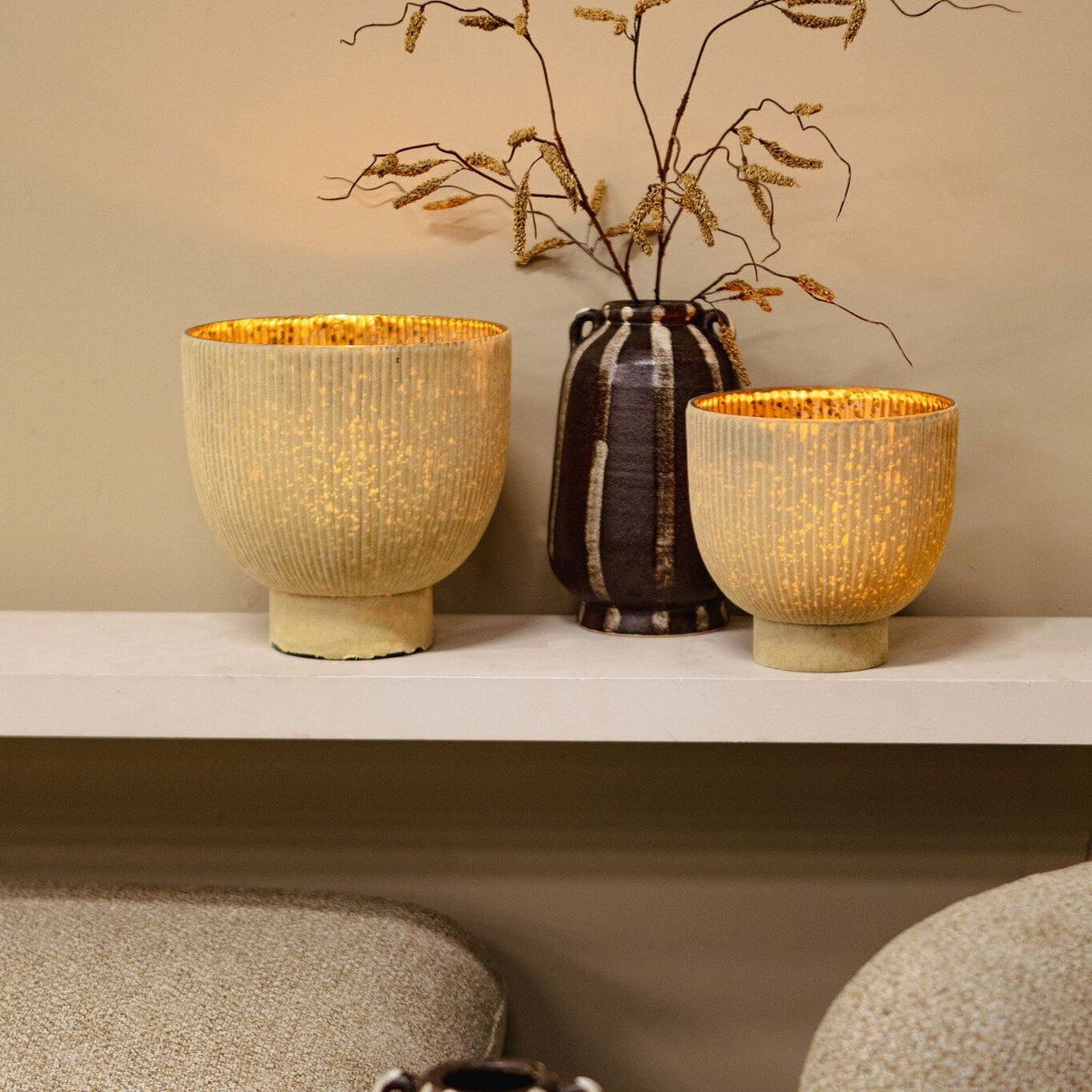 Eilan Pot Keramiek Donkerbruin Small van PTMD, sfeerbeeld met warme styling in huis