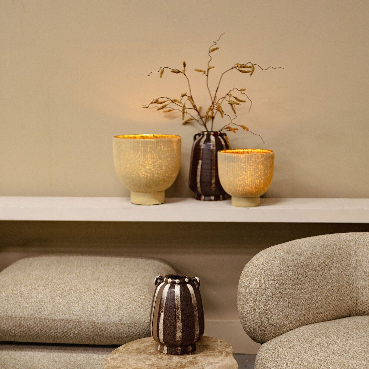 Eilan Pot Keramiek Donkerbruin Small van PTMD gestyled als decoratie in de woonkamer