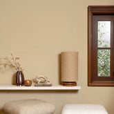 Eilan Pot Keramiek Donkerbruin Small van PTMD, sfeervolle opstelling met andere woonaccessoires