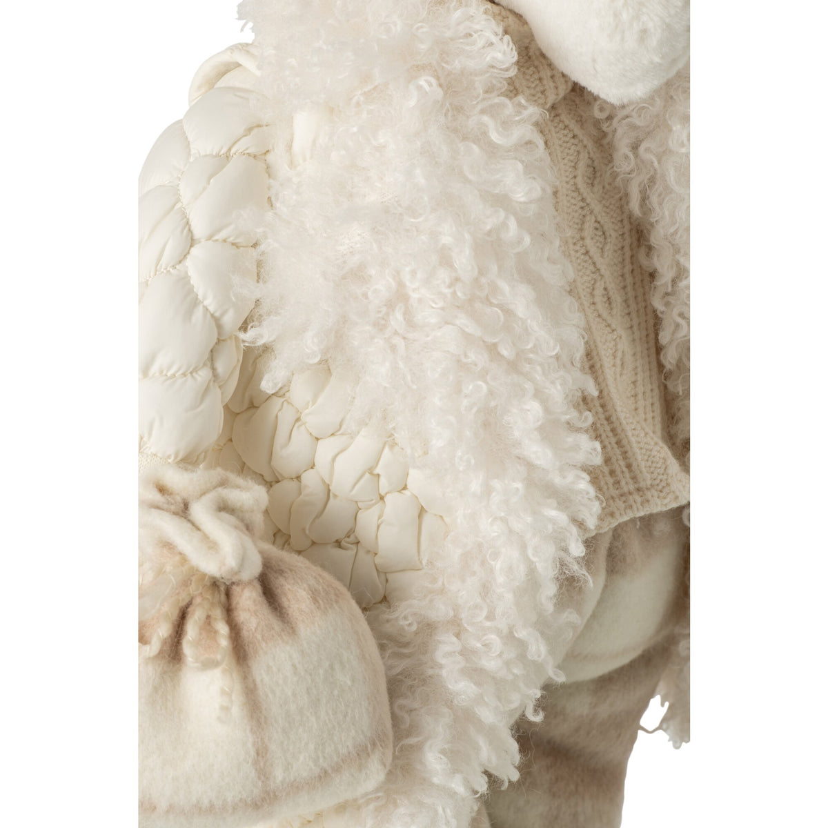 Eland met jas van J-Line in wit en beige, sfeerbeeld in winters interieur