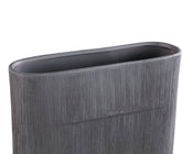 Detail van de fijne lijnenstructuur op de donkergrijze Elenia pot van PTMD