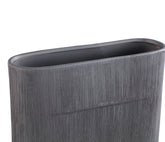 Detail van het lijnenmotief op de donkergrijze Elenia pot small van PTMD