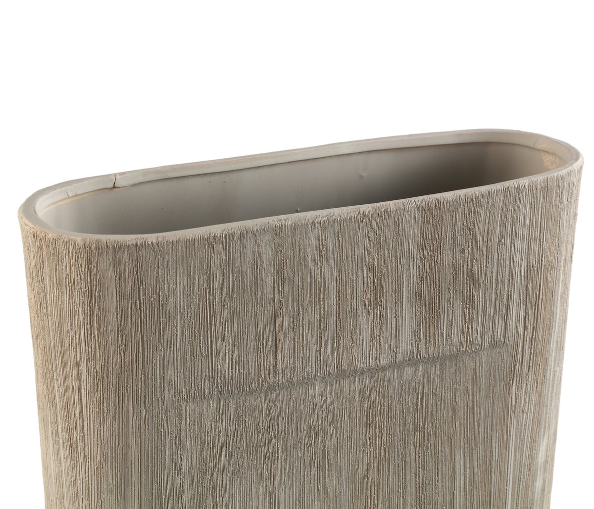 Detail van het lijnenmotief op de khakikleurige Elenia pot large van PTMD