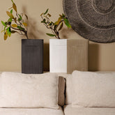 Elenia pot large van PTMD gestyled in huis, hoge witte keramieken pot