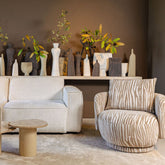 Elenia pot van PTMD in een woonsetting, witte keramieken pot met fijne lijnen
