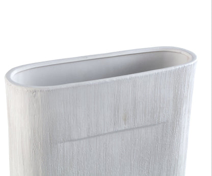 Detail van het lijnenmotief op de witte Elenia pot van PTMD