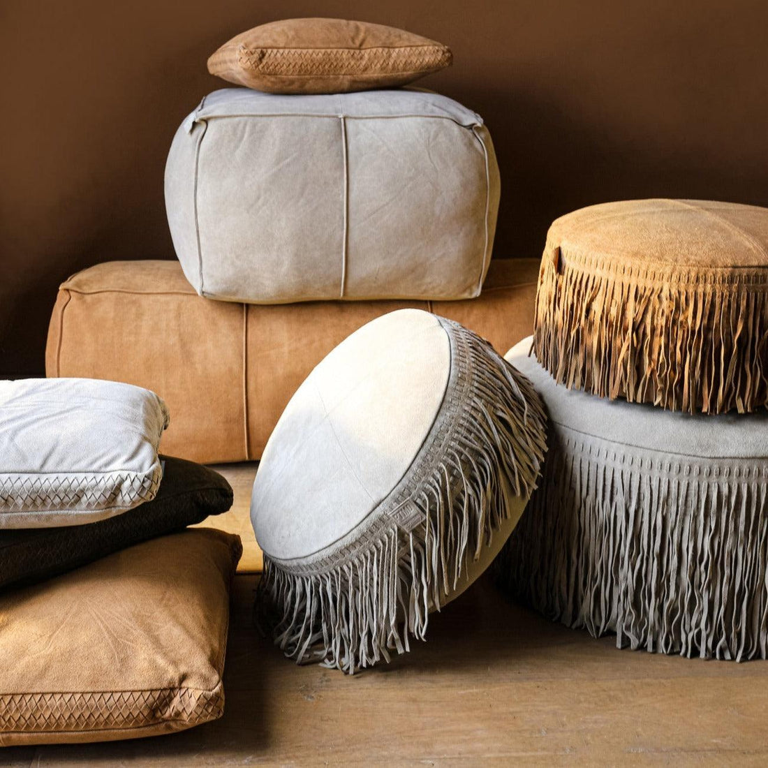 Eleora Camel Suède Leren Poef Fringes Rond Large PTMD - Poef - PTMD - livinglovely.nl