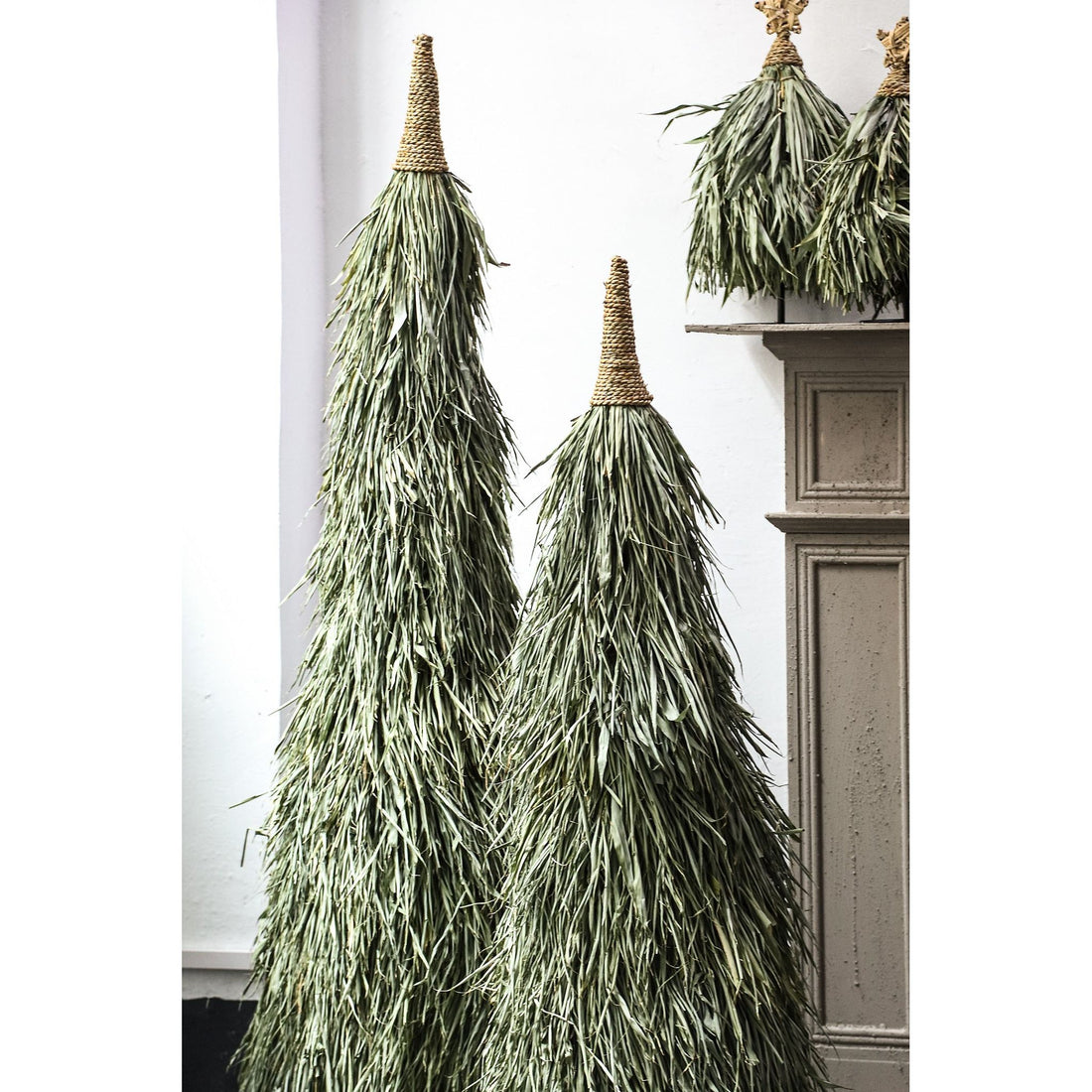 Elghanni Green Grass Kerstboom Beeld Small Groen 120cm van PTMD, groene kerstboom, vanuit een andere hoek gefotografeerd