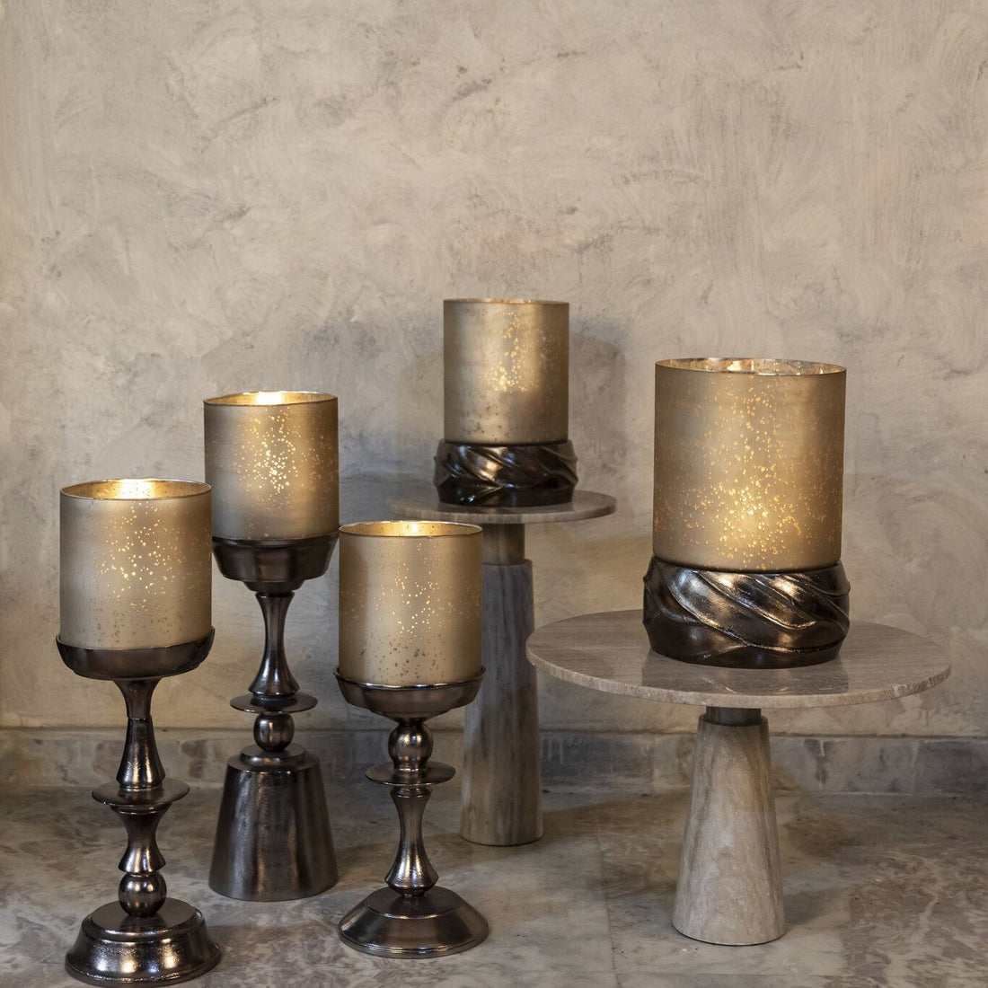 Eliviana Brass Casted Alu Stormlight Beige Glass M van PTMD, messingkleurig windlicht in een sfeervolle interieursetting
