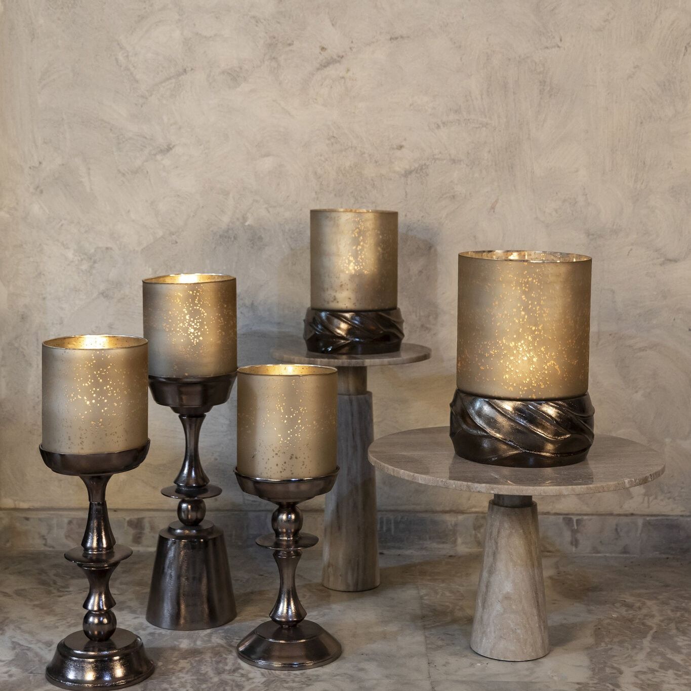 Eliviana Brass Casted Alu Stormlight Beige Glass M van PTMD, messingkleurig windlicht in een sfeervolle interieursetting