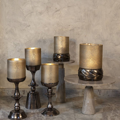 Eliviana Brass Casted Alu Stormlight Beige Glass S van PTMD, messingkleurig windlicht in een sfeervolle interieursetting